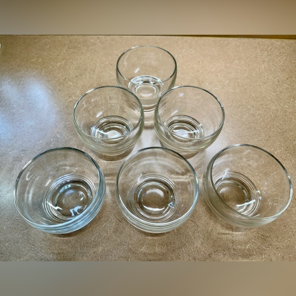 SET OF 6, CLEAR BOWLS. FOOTED BOTTOMS. BELIEVE TO BE VINTAGE. 4 1/4”W X 3” H
